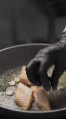 Tereyağlı tavada karides ve somon balığı pişirmek. Deniz ürünleri tarifi. Vejetaryen ve diyet gıda konsepti. Dikey video