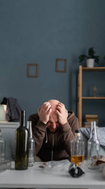 Depresyon, alkol bağımlılığı, boşanma ve alkolizm kavramı. Trajedi ve depresyondan muzdaripken evde viski içen bir adam. Boşluğu kopyala
