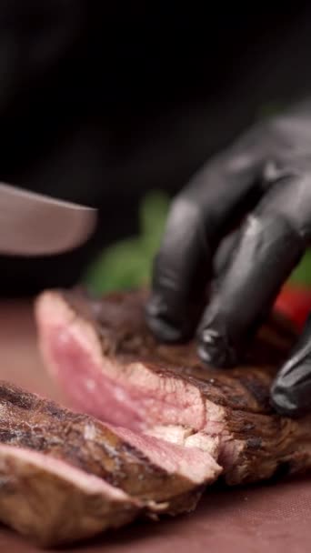 Restauracja Kucharz Czarnych Rękawiczkach Krojenie Średnio Rzadki Stek Wołowy Pracy — Wideo stockowe