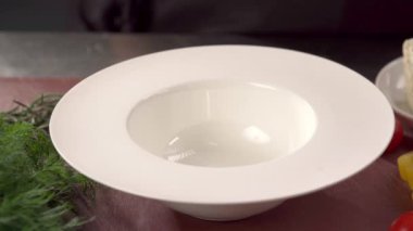 Şef tabağa kremalı çorba koyuyor. Ev yapımı sağlıklı organik vejetaryen diyet yiyecekler. en üstteki görünüm