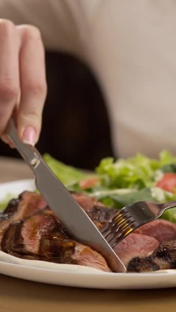 Kobieta Restauracji Jem Stek Wołowy Widelcem Nożem Zbliżenie Widok Pionowy — Wideo stockowe