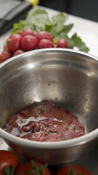 Chef Cozinha Carne Porco Bife Despejar Molho Marinada Tigela Livro — Vídeo de Stock