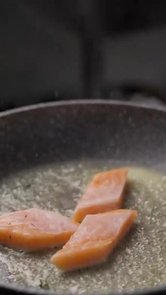 Pedaços Carne Salmão Fritam Panela Cozinhar Peixe Dieta Cozinha Casa — Vídeo de Stock