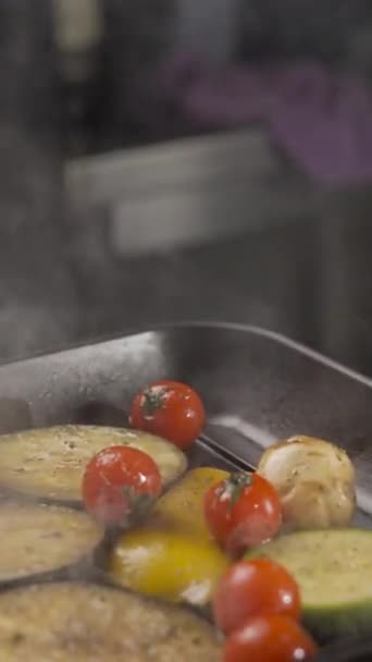 Assortiment Délicieux Légumes Grillés Frits Sur Une Poêle Barbecue Vue — Video