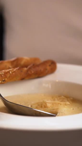 Jedzenie Zupy Serem Śmietankowym Łyżką Zbliżenie Widok Pionowy — Wideo stockowe