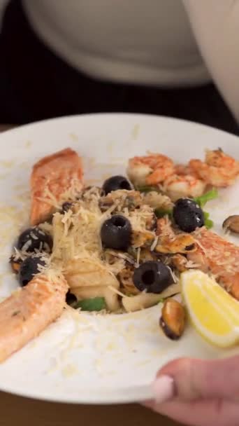 Warmer Meeresfrüchtsalat Wird Einem Restaurant Auf Dem Tisch Serviert Vertikales — Stockvideo