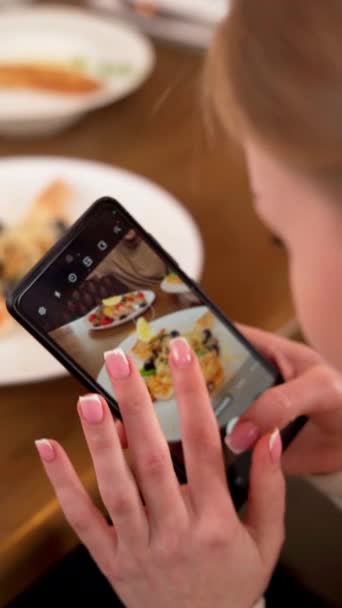 Fotograf Żywności Kobieta Siedząca Bistro Fotografująca Swój Posiłek Smartfonem Pionowe — Wideo stockowe