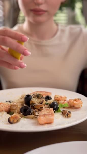 Eine Frau Gießt Zitronensaft Über Einen Heißen Fischsalat Während Sie — Stockvideo