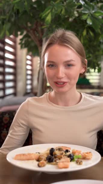 Öğle Yemeğinde Şık Bir Restoranda Kameraya Bakıp Gülen Sarışın Kadın — Stok video