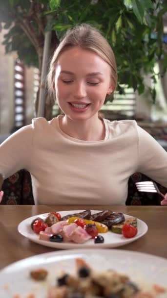 Toplu Yemek Kavramı Genç Sarışın Kadın Lezzetli Yemekler Yiyor Eğleniyor — Stok video
