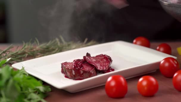 Chef Cocinando Carne Roja Salsa Cereza Dulce Cerca Carne Res — Vídeo de stock