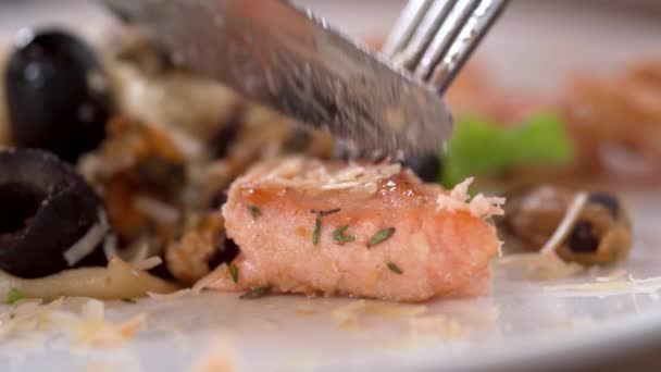 Mujer Comiendo Ensalada Pescado Mariscos Mesa Restaurante Primer Plano — Vídeo de stock