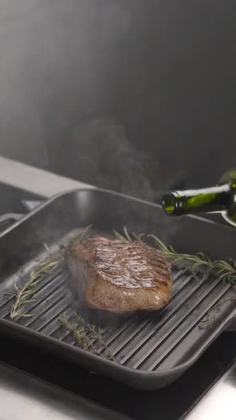 Biftek Restorandaki Izgara Tavasında Kızartılmış Şef Lezzetli Izgara Bifteği Biberiyeyi — Stok video