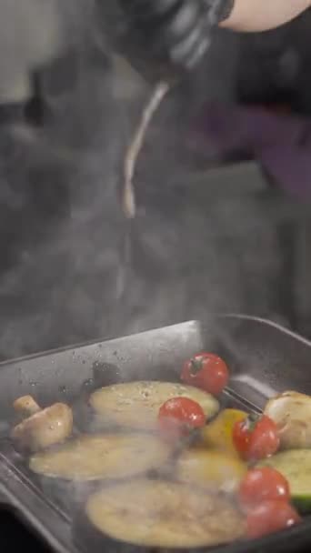 Cocinar Chef Rebanadas Verduras Parrilla Sartén Asada Estufa Restaurante Vista — Vídeos de Stock