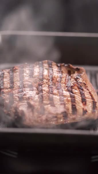 Szef Kuchni Gotowanie Stek Wołowy Smażenie Patelni Grilla Profesjonalnej Kuchni — Wideo stockowe