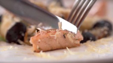 Kırmızı balık yiyorum. Beyaz tabakta kızartılmış somon bifteği. Yakın plan.