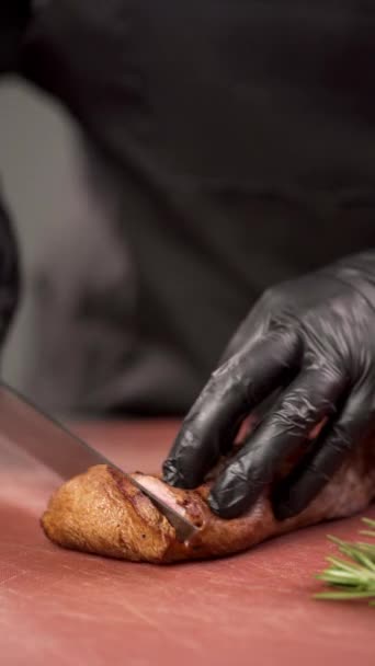 Processus Coupe Steak Boeuf Moyen Rare Avec Grand Couteau Cuisine — Video