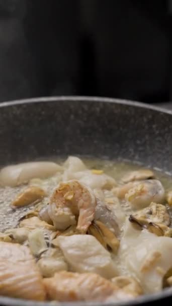 Seafood Digoreng Dalam Minyak Dalam Penggorengan Sebuah Restoran Konsep Persiapan — Stok Video
