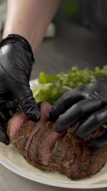 Szef Kuchni Gotowanie Wołowiny Warzyw Dekorowanie Białym Talerzu Pionowe Wideo — Wideo stockowe