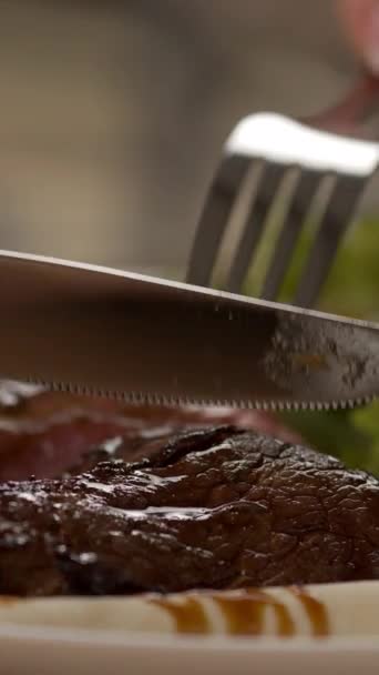 Grillowany Stek Wołowy Średnio Rzadkie Cięcie Nożem Widelcem Talerzu Pionowe — Wideo stockowe