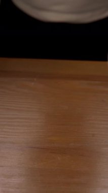 Restauranttaki müşteriye sıcak kremalı çorba servis eden el garsonu. Restoran hizmeti konsepti. Yakın plan. Dikey video