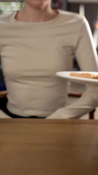 服务员在餐馆里给顾客端上带有柠檬的热海鲜沙拉 餐厅服务理念 垂直录像 — 图库视频影像