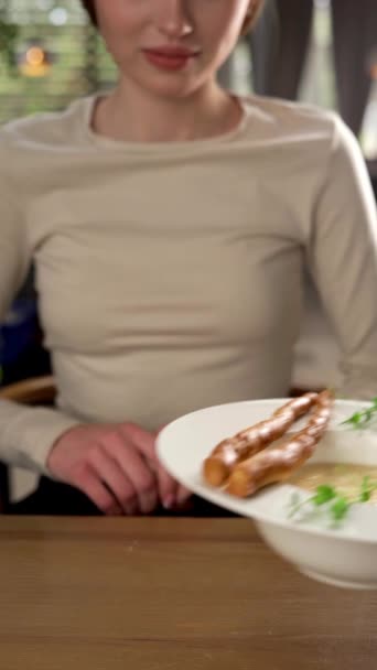 Restauranttaki Müşteriye Sıcak Kremalı Çorba Servis Eden Garsonu Restoran Hizmeti — Stok video