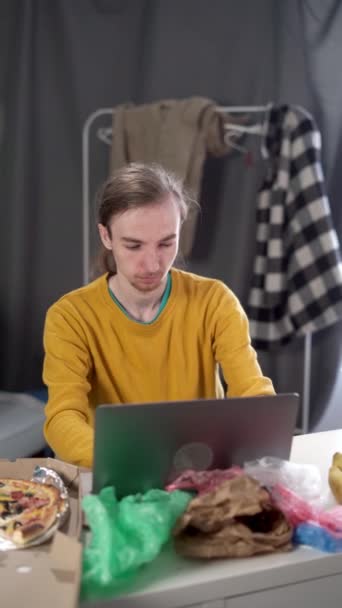 Zmęczony Student Pracujący Domu Ocierający Obolałe Oczy Laptopa Siedzący Wśród — Wideo stockowe