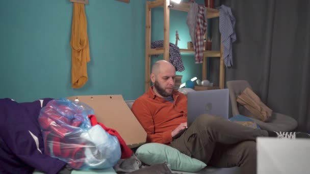 Männliche Freiberufler Die Einem Chaotischen Zimmer Auf Einem Sofa Mit — Stockvideo