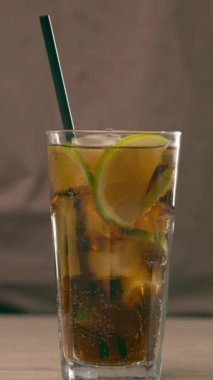 Barmen Küba kokteyli hazırlıyor rom, limon ve soda ile. Dikey video