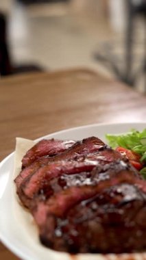 Salatalı biftek ve restoranda masada beyaz tabakta kırmızı sos ketçapı. Dikey video