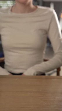 Restorandaki müşteriye ızgara sebzeli ton balığı bifteği servis eden el garsonu. Restoran hizmeti konsepti. Dikey video