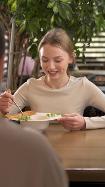 Pareja Joven Almorzando Restaurante Chica Comiendo Sopa Crema Hablando Con — Vídeo de stock