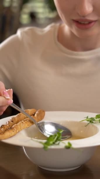 Close Mulher Comendo Sopa Creme Com Colher Conceito Alimentação Saudável — Vídeo de Stock