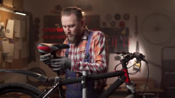 Joven Técnico Trabajando Bicicleta Reparación Garaje Desenrosca Asiento Con Destornillador — Vídeos de Stock