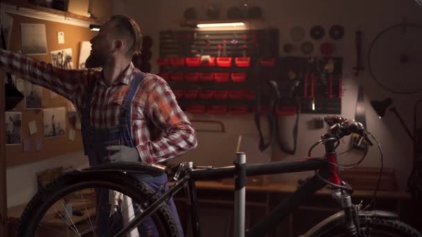 Mécanicien Vélo Nettoyage Vélo Selle Atelier Dans Processus Réparation Garage — Video