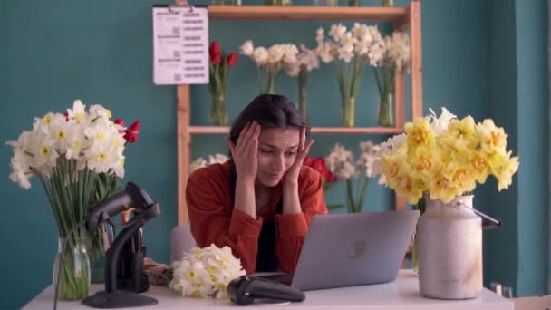 Väsynyt Masentunut Kyllästynyt Latinalaisamerikkalainen Nainen Kukkakauppias Yrityksen Omistaja Turhautunut Yrityksen — kuvapankkivideo