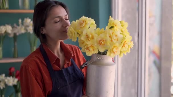 国际妇女日 快乐的缎子女花匠正在花店里闻到一束春花的芬芳 复制空间 — 图库视频影像
