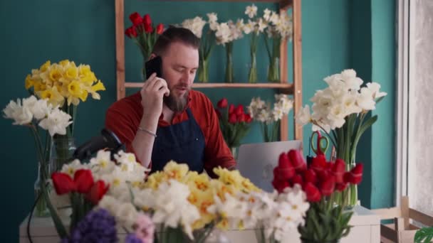 Schöner Mann Florist Small Business Flower Shop Inhaber Mit Handy — Stockvideo