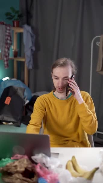 Hippi Dağınık Bir Odada Çalışıyor Cep Telefonundan Çöp Arıyor Dizüstü — Stok video