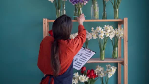 Женщина Владелец Открытого Цветочного Магазина Делает Инвентаризацию Работы Рабочем Месте — стоковое видео