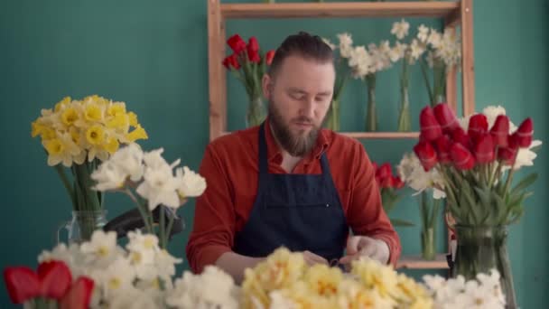 Professionel Mand Blomsterhandler Forbereder Blomsterbuket Til Salg Eller Levering Mandlig – Stock-video
