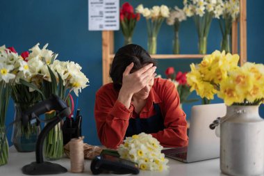 Yorgun, depresif, sıkılmış, çiçekçi, çiçekçi kadın. İflas yüzünden hayal kırıklığına uğramış, iş yerinde sorun yaşıyor. Boşluğu kopyala.