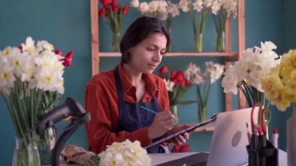Hispanic Kvinna Florist Smf Ägare Öppna Blomma Butik Försäljning Beställning — Stockvideo