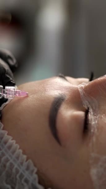 メソセラピー 生物活性化 化粧品のコンセプト 美容院でのフェイスメセラピー手順 医師は女性の顔の皮膚に注射する バーティカルビデオ — ストック動画