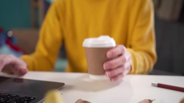 Student Dricker Kaffe Och Arbetar Bärbar Dator Hemma Sitter Ett Stockvideo