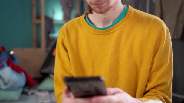 Homem Olha Tela Smartphone Recta Para Notícias Sente Preguiçoso Cercado — Vídeo de Stock