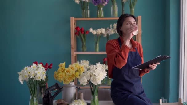 Çiçekçide Elinde Kağıt Bardak Panoyla Önlüklü Mutlu Bir Çiçekçi Boşluğu — Stok video