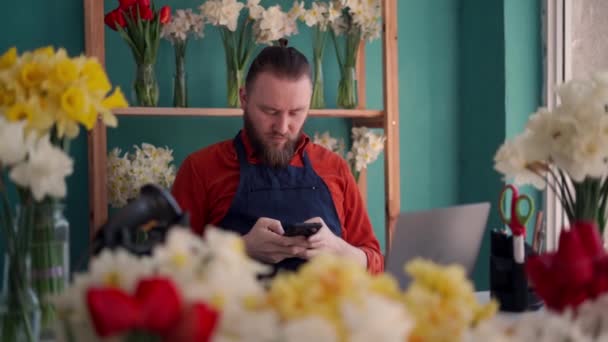 Mały Właściciel Firmy Mężczyzna Kwiaciarnia Czatujący Smartfonie Kwiaciarni Zamówienie Dostawę — Wideo stockowe