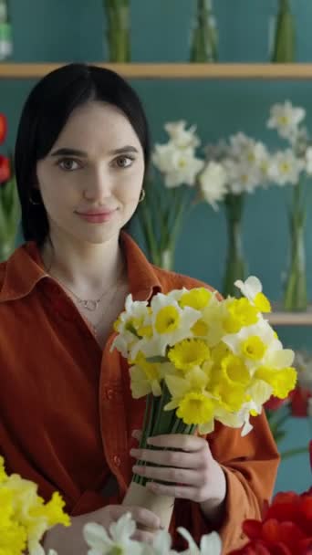 Красива Іспаномовна Жінка Флорист Тримає Букет Нарцисів Стоячи Квітковому Магазині — стокове відео